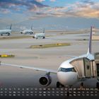Kalender mit Zahlen und Wochentagen. Flugzeuge auf einem Flughafen, eines am Gate. Himmel mit Wolken im Hintergrund.