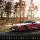 Der Text enthält "BENTSIN", "Mercedes Benz AMG GT", und Kalenderdaten. Ein rotes Auto steht vor einem bewaldeten Hintergrund.