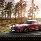 Mercedes Benz AMG GT, rot, auf einer Landstraße von Bäumen umgeben. Kalender unten, aktueller Tag markiert.