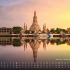 Wat Arun Tempel, Bangkok. 10. Kalenderansicht. Spiegelung eines kunstvollen Tempels im ruhigen Wasser bei Sonnenuntergang.
