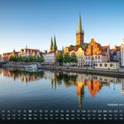 Kalender mit Datum, Wochentagen, "Altstadt von Lübeck". Malerische Altstadt am Wasser, Spiegelung der Gebäude im Fluss.
