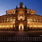 Unten sind Kalendertage mit "Semperoper" und "10". Es zeigt ein beleuchtetes, prächtiges Gebäude bei Dämmerung.