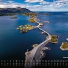 Kalender zeigt Oktober mit Text "Atlantikstraße". Eine malerische Straßenbrücke schlängelt sich durch eine Inselkette im Meer.