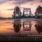 Text: "Kaiser-Wilhelm-Brücke, Wilhelmshaven 10". Kalenderansicht unten. Eine Brücke spiegelt sich in einer Pfütze, Himmel rosa.