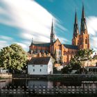 Kathedrale von Uppsala. Kalenderanzeige für den Monat November. Die Kathedrale mit ihren Türmen überragt eine Flusslandschaft.
