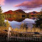 Indian Summer, Mt. Tremblent. Oktobermonat. Waldsee, Herbstlaub, Bergspiegelung, Holzzaun, Tannen, farbenfroher Himmel.
