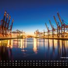 Hamburger Hafen 10, Kalenderansicht unten. Kräne beleuchtet am Wasser, Abenddämmerung im Hintergrund.