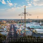 Der Text "Oktoberfest" und "10" erscheint. Eine belebte Kirmes mit Fahrgeschäften und Menschenmassen bei Sonnenuntergang.