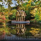 Text: "Thai Sala im Westpark 11"
Ein thailändisches Pavillon spiegelt sich in einem Teich umgeben von buntem Herbstlaub.