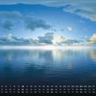 Kalender: Zahlen 1-31 unten. Wochentage Fr-So mehrfach unter den Zahlen wiederholt. Himmel und Wolken über ruhigem Meer.