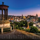 Text: "Calton Hill in Edinburgh 10". Ansicht einer Stadt bei Sonnenuntergang mit einem alten Monument im Vordergrund.