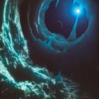 Eine blaue, eisige Höhle öffnet sich zum Nachthimmel mit Sternen und einem hellen Mond.