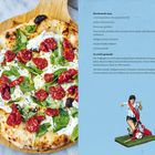 Pizza mit Basilikum, Stracciatella und halbtrockenen Tomaten. Rechts eine Anleitung. Unten eine Figur eines Fußballspielers.