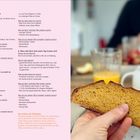 Links Text über Brotbackprobleme und Lösungen. Rechts ein gedeckter Frühstückstisch mit Orangensaft, Brot und Beeren.