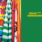 "CHILLEN UNTERM SONNENSCHIRM" in Gelb auf Grün. Links bunte gestreifte Stoffe, die wie Sonnenschirme aussehen.