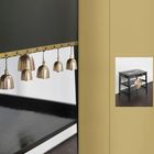 Zahl 167. Nahaufnahme von Metallglocken unter schwarzer Fläche und ein Tisch mit integriertem Gong.