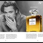 "N°5 CHANEL PARIS PARFUM" steht auf einem eleganten Flakon. Links davon, ein nachdenklich blickender Mann.