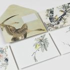 Eine Illustration zeigt Umschläge mit Vogel- und Pflanzenmotiven: fliegende Gänse, blühende Bäume und verschiedene Vögel auf Ästen.
