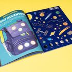 "Backpack Explorer: Night Adventure", "Moon, Stars and Planets"; Illustration eines Rucksacks und Weltraummotiven.