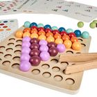 Bunte Holzperlen in einem Steckbrett, begleitet von Karten mit Punkten und einer Holzpinzette, die das Montessori-Logo trägt.