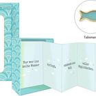 Ein grüner Kasten mit dem Text: „Bin kleiner Kraftspender nur für dich“. Innen Sprüche und ein Talisman in Kreuzform.