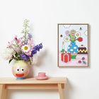 Illustration: Bunte Vasen mit Blumen, eine Kerze, ein Geschenk und Gebäck. Daneben steht eine echte Vase mit Blumen auf dem Tisch.