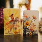 "Summer Serenade Lenormand", Irene Captijn, zeigt Frau auf Pferd. Illustration: Blumenmuster mit Sonnenblumen und Gänseblümchen.