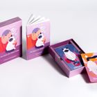"Die Katze des Dalai Lama", "WEISHEITSORAKEL", "Dankbarkeit". Illustration von einem Mann mit Katze auf lila Box und Buch.