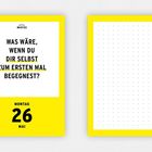 "Was wäre, wenn du dir selbst zum ersten Mal begegnest? Montag 26 Mai." Zwei gelbe Karten, links Text, rechts Punkte.