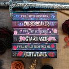 Buchtitel: "CURSEBREAKER", "STARCHASER", "NIGHTWEAVER". Andere Texte: "I WILL NEVER SURRENDER.", "I WILL NOT BE SILENCED."