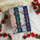 Texte: "Twilight", "New Moon", "Stephenie Meyer", "My Little Brown". Vier Bücher mit floralen Designs, umgeben von roten Rosen.
