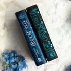 Zwei Bücher mit den Titeln "The Wolves of Ruin" und "FuryBound" von Sable Sorensen, dekoriert mit blauen Pflanzenmotiven.