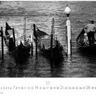 "Gondole", drei Gondeln auf dem Wasser, eine mit einem Gondoliere. Monatskalender mit Zahlen von 1 bis 30 in Schwarz-Weiß.