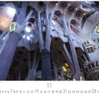 "Sagrada Familia Innenansicht" und "11". Innenansicht mit hohen Säulen, Lichteinfall durch Fenster und bunten Glasfenstern.
