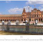 Text: "Sevilla, Plaza de Espana" und "11". Spanische Architektur im sonnigen Innenhof mit verzierten Lampen und Brücken.
