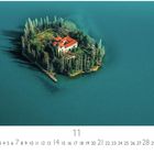Text: "Visovac", "11". Eine Insel mit einem Gebäude, von Bäumen umgeben, im Wasser. Kalenderansicht.