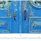 Alte Haustür Altstadt Lissabon. Ein verwittertes, blaues Tor mit zwei kunstvollen Griffen und abgeblätterter Farbe.