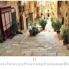 Valetta. November. Steinerne Treppe mit Pflanzen und alten Gebäuden auf beiden Seiten.