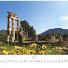 „Delphi“ steht unten links. Gelbe Blumen vor antiken Ruinen, dahinter Berge und blauer Himmel.
