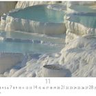 Text: Pamukkale, CASAES EDITION, Zahlen 1-30. Bild zeigt stufenförmige, weiße Kalkterrassen mit türkisfarbenem Wasser.