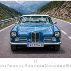 BMW 503, Kalenderblatt 11. Ein klassisches, blaues Auto steht auf einer bergigen Straße.