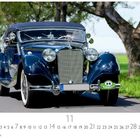 "Mercedes W142" oben links; Kalender für November unten; ein blauer, klassischer Mercedes auf einer Landstraße im Hintergrund.
