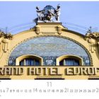 "Grand Hotel Europa" und "Hotel" auf verzierter Fassade, Statuen und dekorativen Elementen. Kalender unten: November.