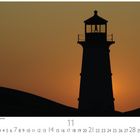 Peggy's Cove, Neu-Schottland, Kanada. Novemberkalenderblatt zeigt einen Leuchtturm vor orangefarbenem Himmel bei Sonnenuntergang.