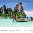 Texte: Phuket, Thailand; November. Bild: Holzboote vor grünen Felsen in türkisfarbenem Wasser und blauem Himmel.