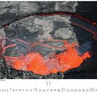 "Lavasee im Erta Ale Vulkan, Äthiopien." Zentral eine heiße, glühend rote Lavafläche umgeben von dunkler erkalteter Lava.
