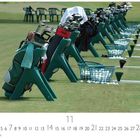 Kalenderblatt zeigt November. Golftaschen und Golfbälle auf einer Driving Range, mit Stühlen im Hintergrund.