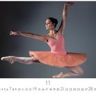 11, darunter Zahlen von 1 bis 30. Eine Ballerina in einem rosa Trikot und Tutu springt anmutig in der Luft.