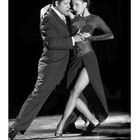 Kalender: Nov., Casares Edition. Zwei Personen tanzen innig Tango, mit eleganter Kleidung und ausdrucksstarkem Tanzschritt.