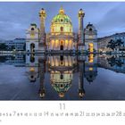 Karlskirche, Monat November. Eine beleuchtete Kirche spiegelt sich in einem ruhigen Wasserbecken bei Dämmerung.